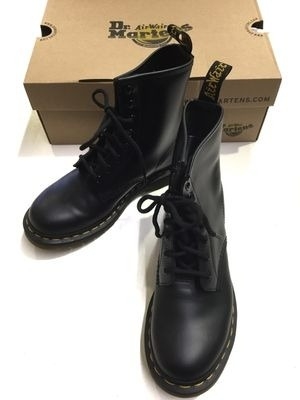 入荷】DR.MARTENS 11821006 ブーツ UK5(23.5cm) 8HOLE BOOT SMOOTH 箱